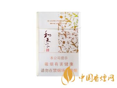2020白沙和天下價格表和圖片 2020和天下香煙是白沙牌香煙中的一種，說起和天下香煙，相信大家都認識，和天下是高端香煙品牌,隸屬于湖南中煙工業有限責任公司，那么，2020年白沙和天下多少錢一包呢?趕緊來看看吧!  和天下香煙  和天下香煙時尚大氣的包裝　簡潔流暢的線條　以紫色為主色調的搭配　無一不顯示出和天下的不凡紫色在中國傳統里是尊貴的顏色，如北京故宮又稱為“紫禁城”亦有所謂“紫氣東來” 口感上此款雅香綿滑，香氣醇和，余味純凈，實屬難得一見的神品啊!  系列產品  和天下(尊尚中支)  類型： 烤煙型  煙氣煙堿量： 0.0 mg  煙長： 84 mm  過濾嘴長： 25 mm  包裝形式： 條盒硬盒  單盒支數： 20  銷售形式： 國產內銷  生產狀態： 待上市  備注： 白沙和天下尊尚中支  和天下(尊尚5000)  類型： 烤煙型  煙氣煙堿量： 0.0 mg  煙長： 88 mm  過濾嘴長： 25 mm  包裝形式： 條盒硬盒  單盒支數： 20  銷售形式： 國產內銷  生產狀態： 已上市  備注： 白沙和天下尊尚5000  白沙(硬和天下雙中支)  單盒參考價： 90 元  條盒參考價： 900 元  條盒批發價： 763.2 元  小盒條形碼： 6901028204798  條包條形碼： 6901028204804  白沙(和天下天下韶山)  單盒參考價： 100 元  條盒參考價： 1000 元  小盒條形碼： 6901028196925  條包條形碼： 6901028196932  白沙(軟和天下檀香)  單盒參考價： 100 元  條盒參考價： 1000 元  條盒批發價： 763.2 元  白沙(和天下細支)  單盒參考價： 100 元  條盒參考價： 1000 元  條盒批發價： 720.8 元  小盒條形碼： 6901028196048  條包條形碼： 6901028196055  白沙(軟和天下)  單盒參考價： 100 元  條盒參考價： 1000 元  條盒批發價： 720.8 元  小盒條形碼： 6901028196017  條包條形碼： 6901028196024  白沙(和天下)  單盒參考價： 100 元  條盒參考價： 1000 元  條盒批發價： 848 元  小盒條形碼： 6901028196925  條包條形碼： 6901028196932  通過以上的信息可以了解到2020年白沙和天下的價格，以上就是香煙網為您提供的關于2020白沙和天下價格表和圖片，白沙和天下多少錢一包?的信息，想要了解更多的信息請來關注香煙網吧!白沙和天下多少錢一包？
